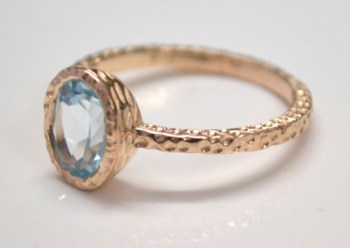 Vergulde zilveren ring blauw Topaas in gehamerde setting 19 mm